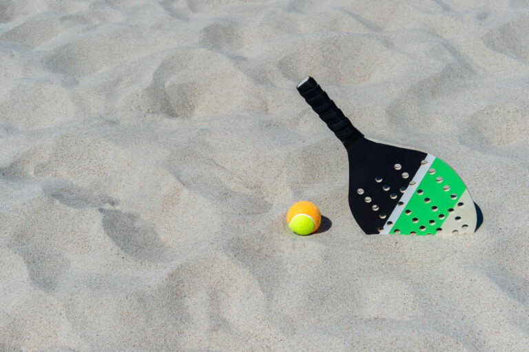 Equipamentos de beach tennis: raquete, bola, roupa e acessórios essenciais