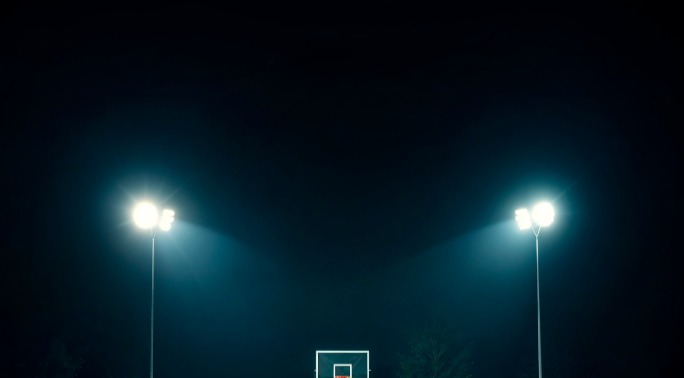 Iluminação quadra de padel: LED, lux mínimo e projeto elétrico