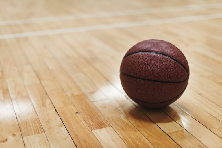 Piso de madeira esportivo: parquet, maple e flutuante